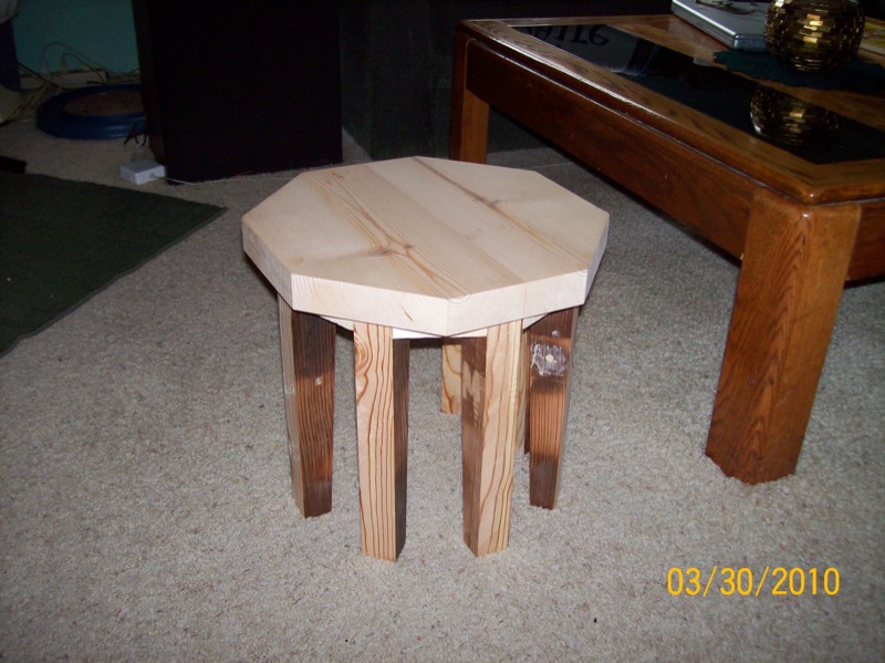 Treenut /projects/stools-stands/stool #1 details1
